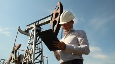 Adam petrol pompa birimi için menkul kıymetler (mühendis)