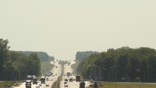 Автомобили и грузовики на шоссе в России. лето — стоковое видео