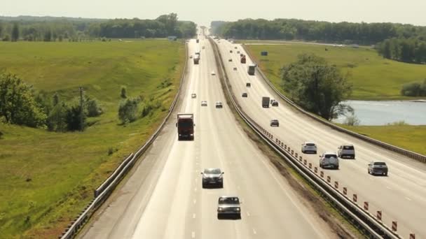 Bilar och lastbilar på motorvägen i Ryssland. sommar — Stockvideo