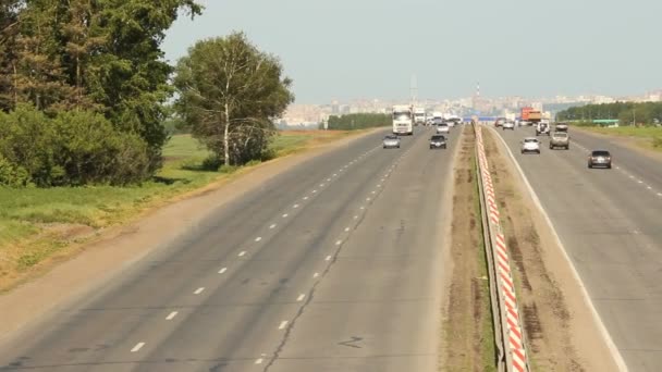 Auto's en vrachtwagens op de snelweg in Rusland. zomer — Stockvideo