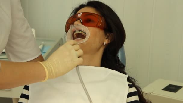 Branqueamento dos dentes. Procedimento, lavagem com água. estomatologia — Vídeo de Stock