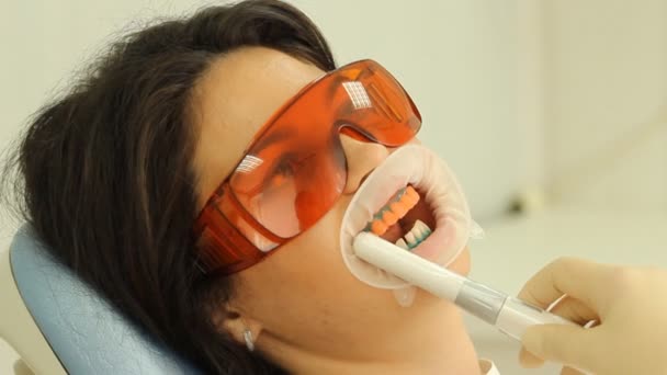 Tandblekning. aktivering av gel polymerisation ljuset. stomatologi — Stockvideo