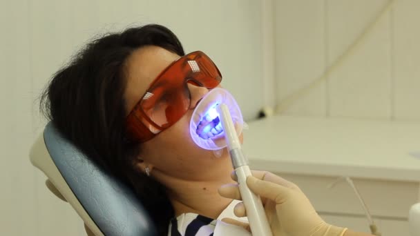牙齿美白。激活的凝胶聚合光。口腔医学 — 图库视频影像