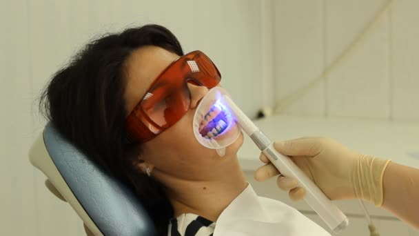 Sbiancamento dei denti. Attivazione della luce di polimerizzazione del gel. stomatologia — Video Stock