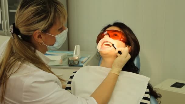 Tandvård. kvinnan på mottagning hos tandläkaren — Stockvideo