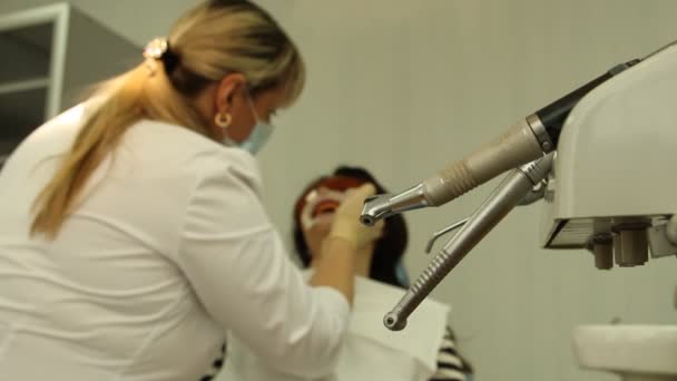 Odontologia. A mulher na recepção no dentista — Vídeo de Stock
