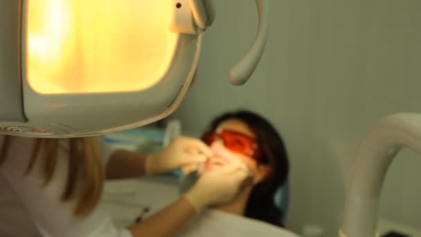 Diş Hekimliği. diş hekimi resepsiyonda kadın — Stok video