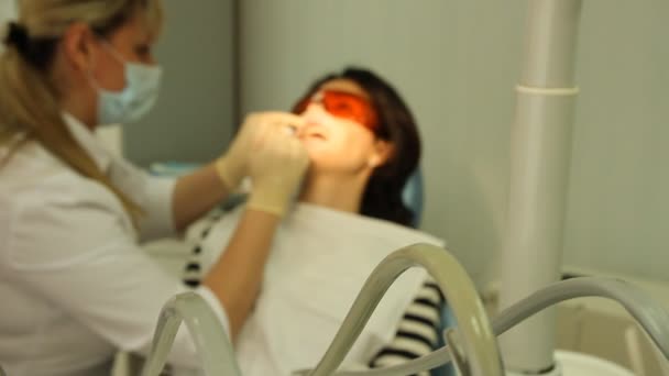 Odontologia. A mulher na recepção no dentista — Vídeo de Stock