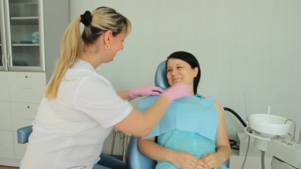 La dentisterie. Le médecin parle à un patient — Video