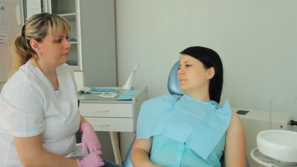 牙科。医生与病人交谈 — 图库视频影像