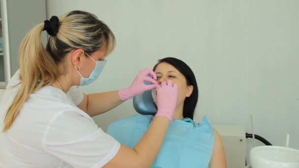 De vrouw op een receptie op de tandarts. tandheelkunde — Stockvideo