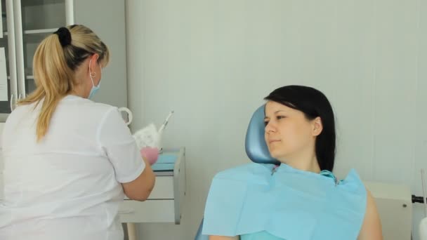 A mulher na recepção do dentista. odontologia — Vídeo de Stock
