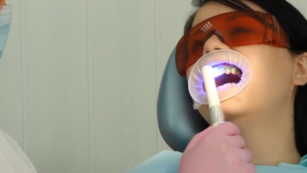 La mujer en recepción en el dentista. odontología — Vídeo de stock