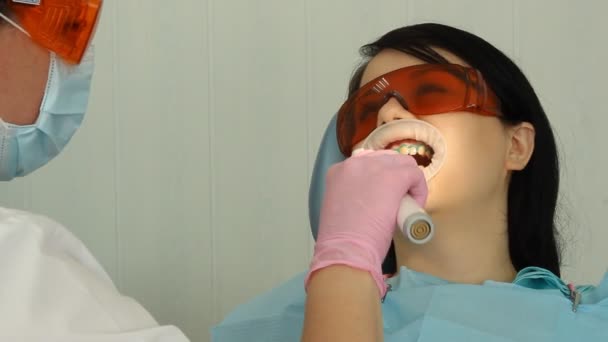 The woman on reception at the dentist. dentistry — Stock Video