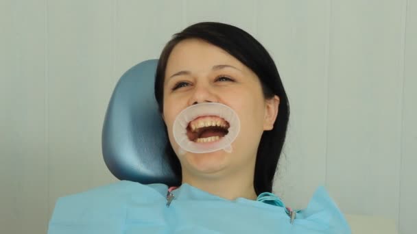 La femme à la réception chez le dentiste. dentisterie — Video