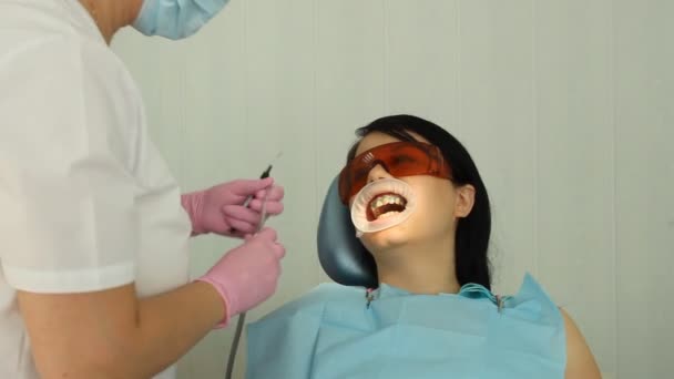 A mulher na recepção do dentista. odontologia — Vídeo de Stock