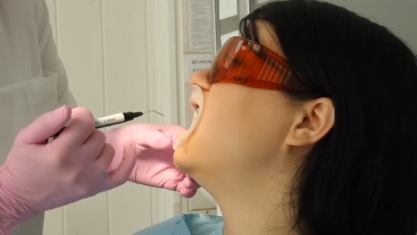 Отбеливание зубов. Изоляционный гель мягких тканей — стоковое видео