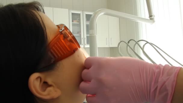 В стоматологическом кабинете. стоматология — стоковое видео