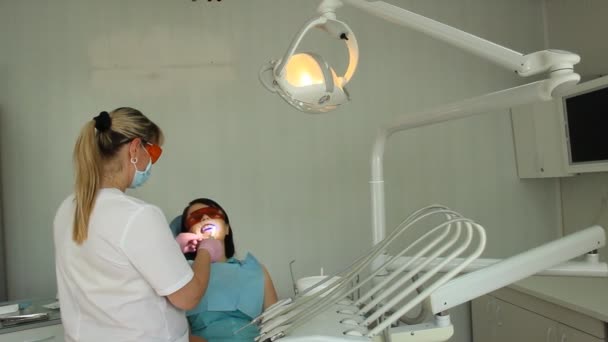 En el consultorio dental. odontología — Vídeo de stock