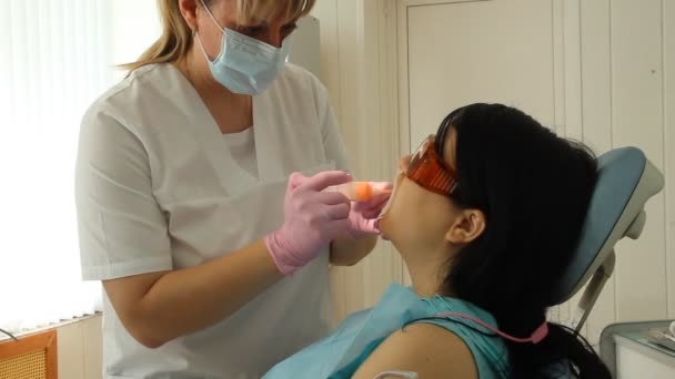 Blanchiment des dents dentisterie — Video