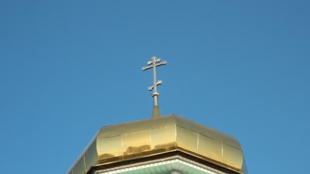 Iglesia ortodoxa rusa. Domos dorados. La Catedral . — Vídeos de Stock