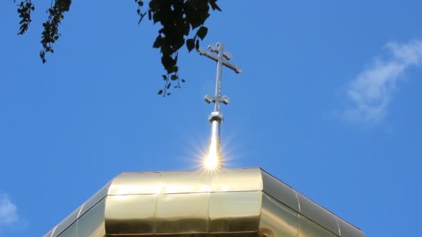 Iglesia ortodoxa rusa. Domos dorados. La Catedral . — Vídeo de stock