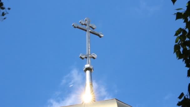 Iglesia ortodoxa rusa. Domos dorados. La Catedral . — Vídeos de Stock