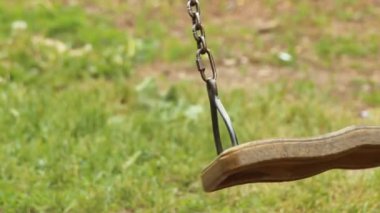 çocukları eğlendirmek için parkta salıncak