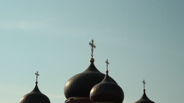 Iglesia ortodoxa rusa. Cúpula y cruz — Vídeo de stock