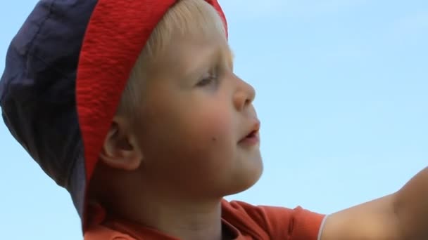 Blonde garçon heureux sur une promenade dans le parc — Video