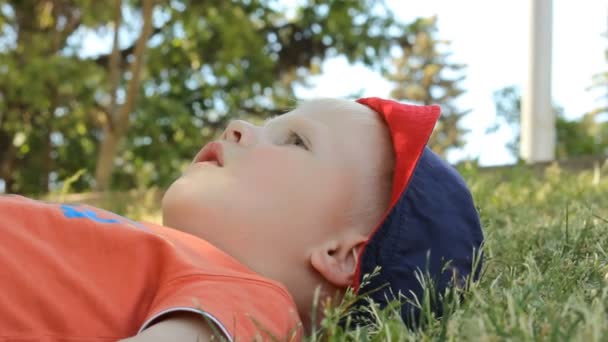 Blonde garçon heureux sur une promenade dans le parc — Video