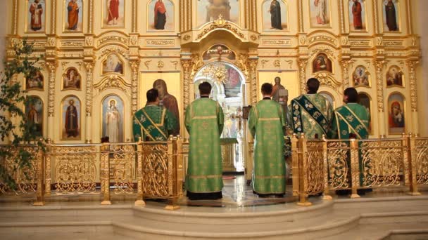 UFA, RUSIA - 23 de junio: Trinidad, adorar a una Iglesia Ortodoxa Rusa el 23 de junio de 2013 en Ufa, Rusia . — Vídeo de stock