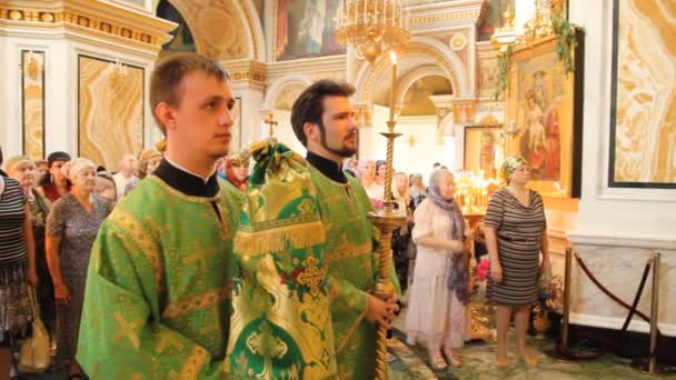 UFA, RUSIA - 23 de junio: Trinidad, adorar a una Iglesia Ortodoxa Rusa el 23 de junio de 2013 en Ufa, Rusia . — Vídeo de stock