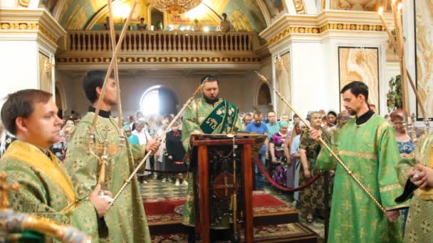 UFA, RUSIA - 23 de junio: Trinidad, adorar a una Iglesia Ortodoxa Rusa el 23 de junio de 2013 en Ufa, Rusia . — Vídeos de Stock