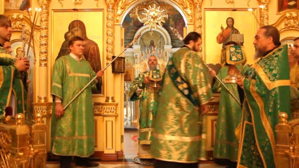 UFA, RUSIA - 23 de junio: Trinidad, adorar a una Iglesia Ortodoxa Rusa el 23 de junio de 2013 en Ufa, Rusia . — Vídeo de stock