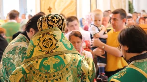 UFA, RUSSIE - 23 juin : Trinité, adorez une Église orthodoxe russe le 23 juin 2013 à Oufa, Russie . — Video