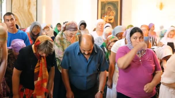 UFA, RUSIA - 23 de junio: Trinidad, adorar a una Iglesia Ortodoxa Rusa el 23 de junio de 2013 en Ufa, Rusia . — Vídeo de stock