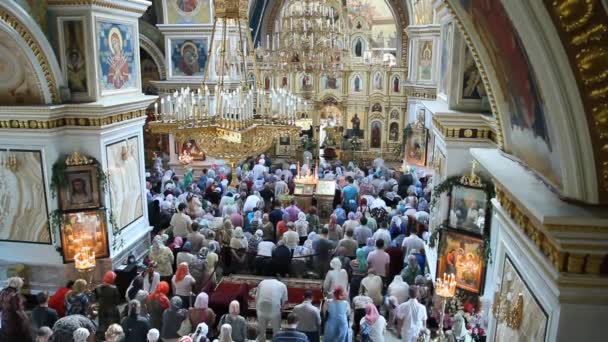 UFA, RUSIA - 23 de junio: Trinidad, adorar a una Iglesia Ortodoxa Rusa el 23 de junio de 2013 en Ufa, Rusia . — Vídeo de stock