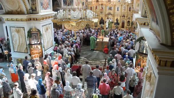 Ufa, Rusya Federasyonu - 23 Haziran: trinity, ibadet 23 Haziran 2013 tarihinde bir Rus Ortodoks Kilisesi, ufa, Rusya Federasyonu. — Stok video