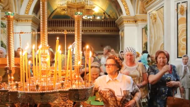 UFA, RÚSSIA - 23 de junho: Trindade, venerar uma Igreja Ortodoxa Russa em 23 de junho de 2013 em Ufa, Rússia . — Vídeo de Stock