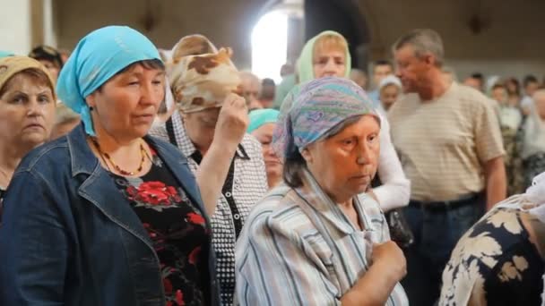 Ufa, Ryssland - 23 juni: trinity, dyrkan en rysk-ortodoxa kyrkan den 23 juni 2013 i ufa, Ryssland. — Stockvideo