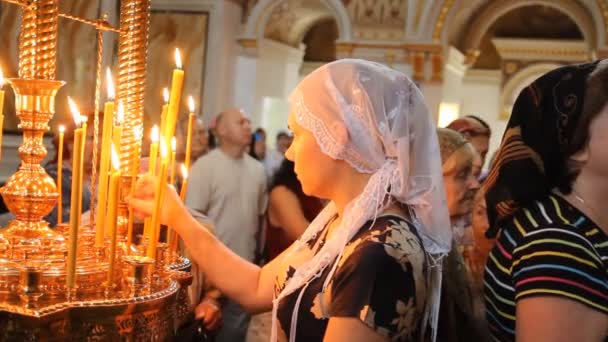 УФА, РОССИЯ - 23 июня: Троица, поклонение Русской Православной Церкви 23 июня 2013 года в Уфе, Россия . — стоковое видео