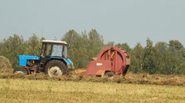 bir alanda iki traktör hasat