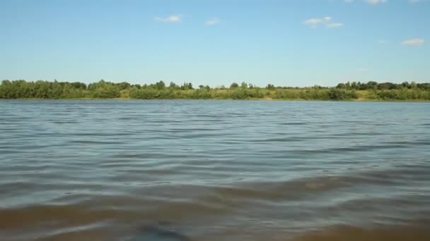 L'eau dans le lac. Loisirs aquatiques 