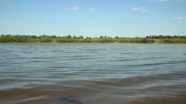 El agua en el lago. Recreación de agua — Vídeos de Stock