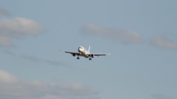 Ufa, Rusko - 14. července: airbus-321, letecké společnosti ural airlines, na palubu vp-bvp přistání na letiště ufa — Stock video