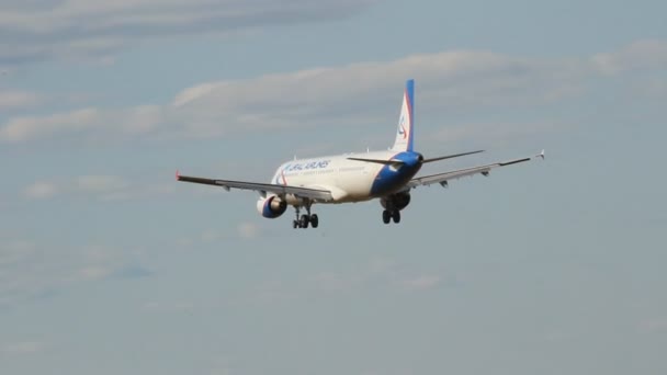 УФА, РОССИЯ - 14 июля: Airbus A-321, авиакомпания Уральские авиалинии, посадка на борт ВП-BVP в аэропорту Уфы — стоковое видео