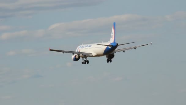 Ufa, Federacja Rosyjska - 14 lipca: airbus a-321, linii lotniczych ural airlines, Zarząd vp-bvp lądowania na lotnisko ufa — Wideo stockowe