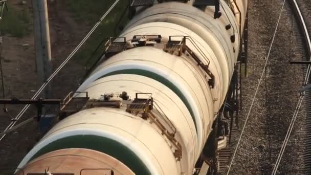 De spoorlijn, een goederentrein. tanks — Stockvideo