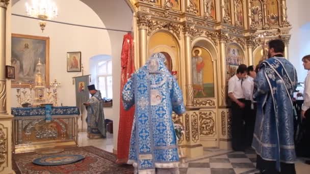 Russisch-orthodoxe kerk. het interieur, pictogrammen, kaars, leven — Stockvideo